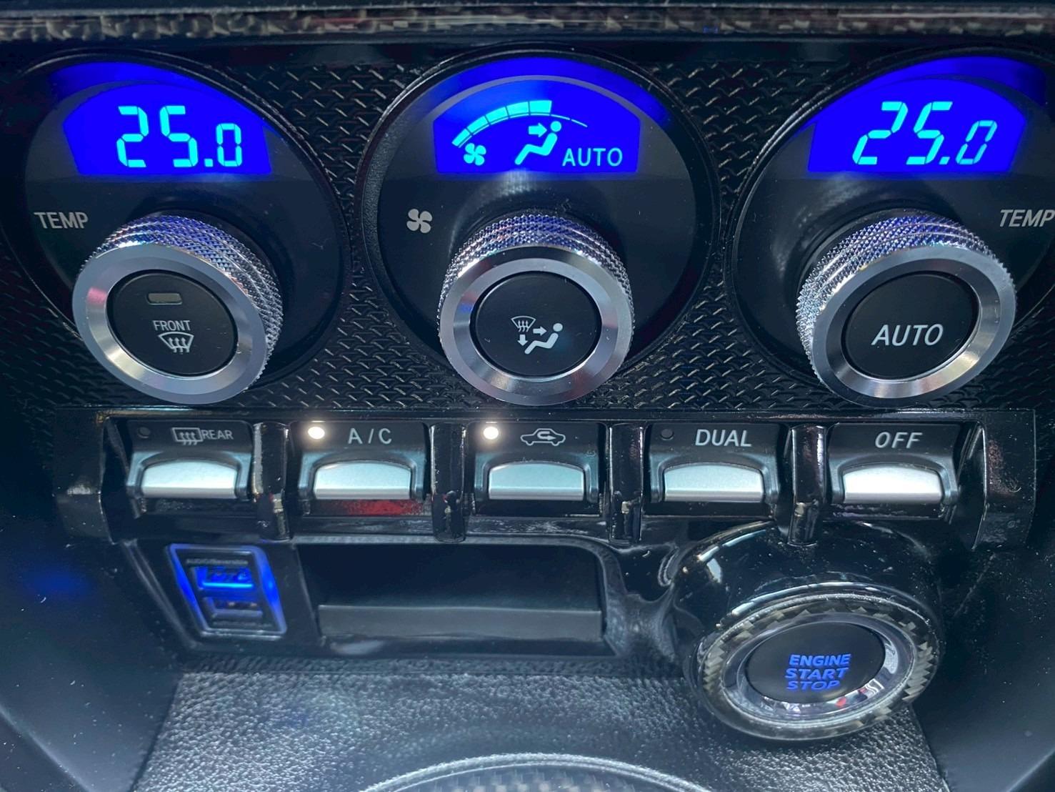 ８６