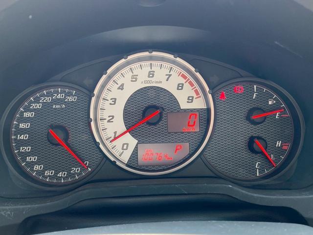 ８６