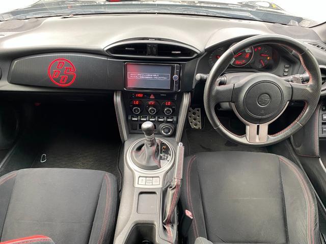 ８６