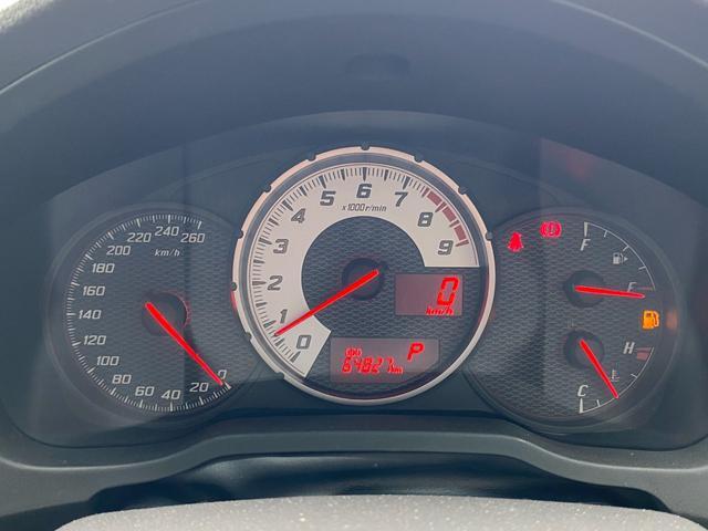 ８６