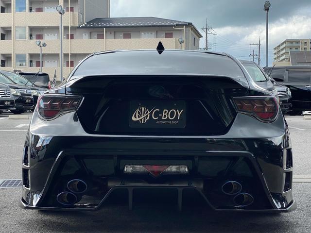 ８６