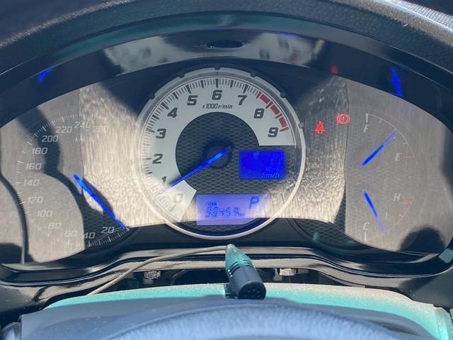 ８６
