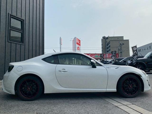 ８６
