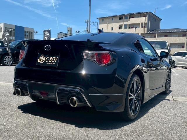 ８６
