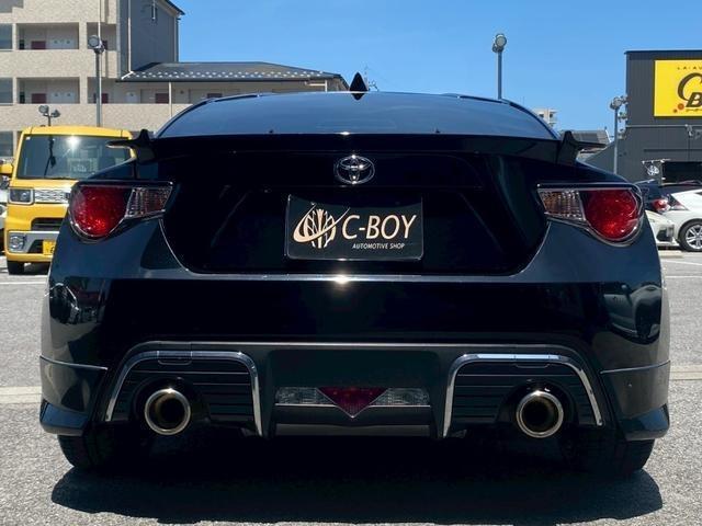 ８６