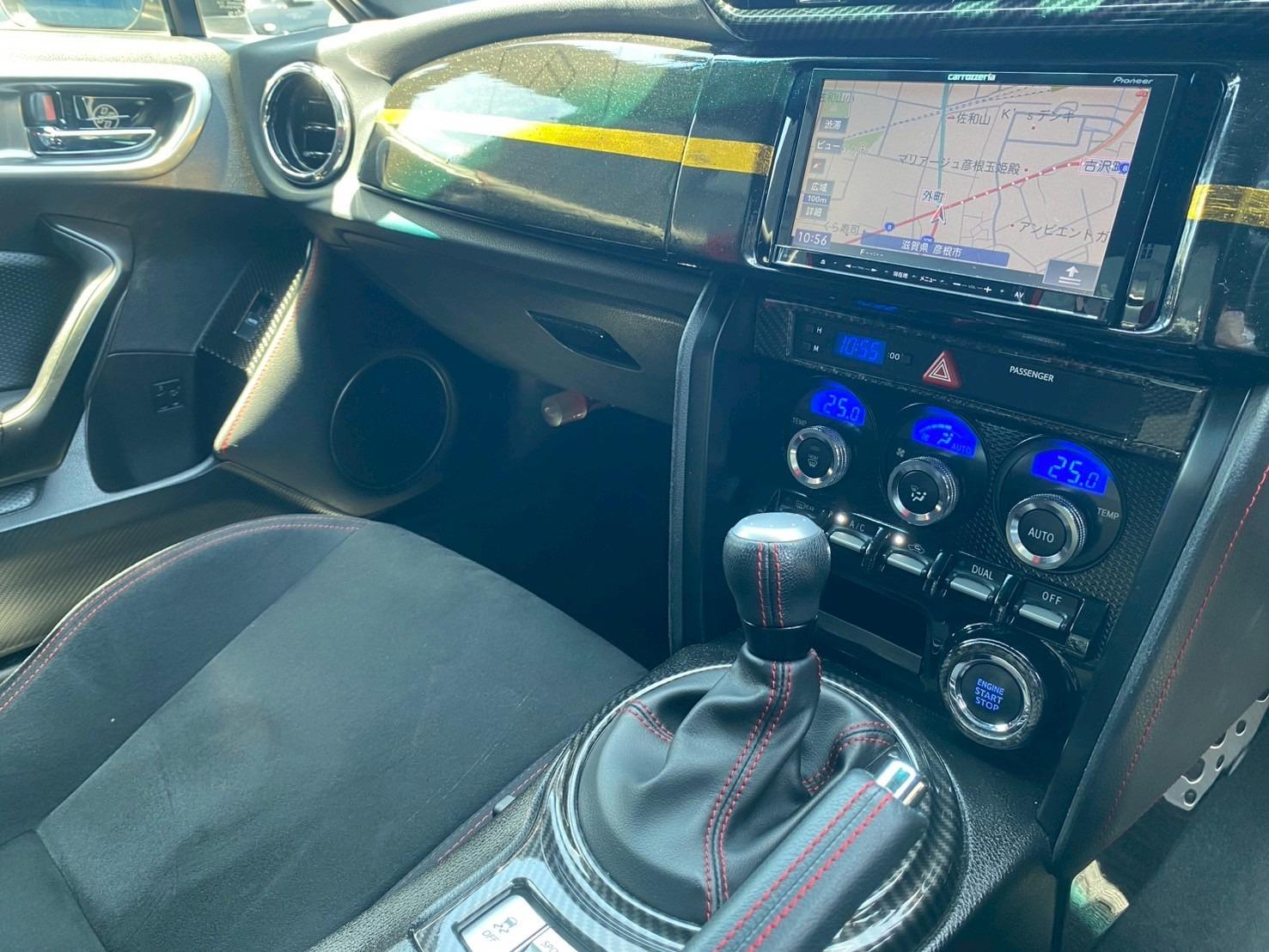 ８６