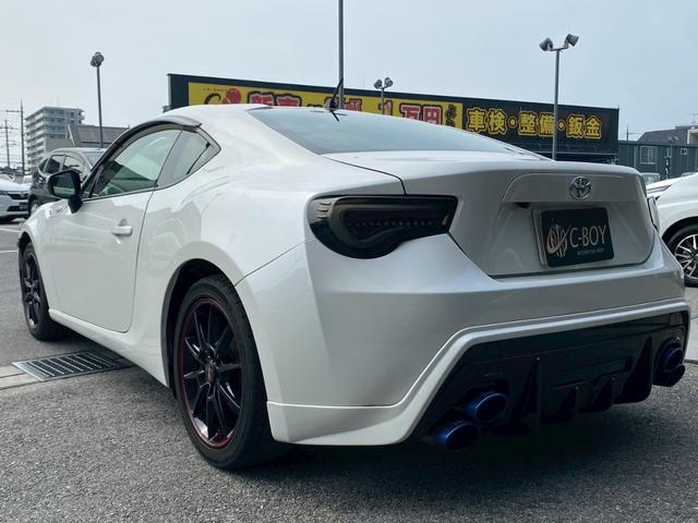 ８６