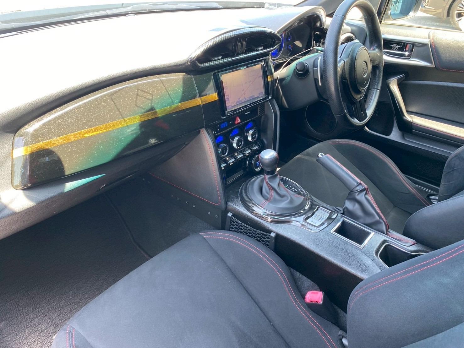 ８６