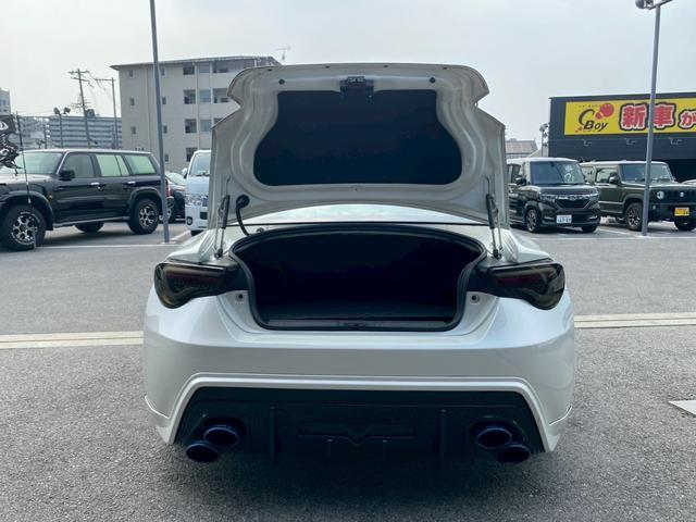 ８６