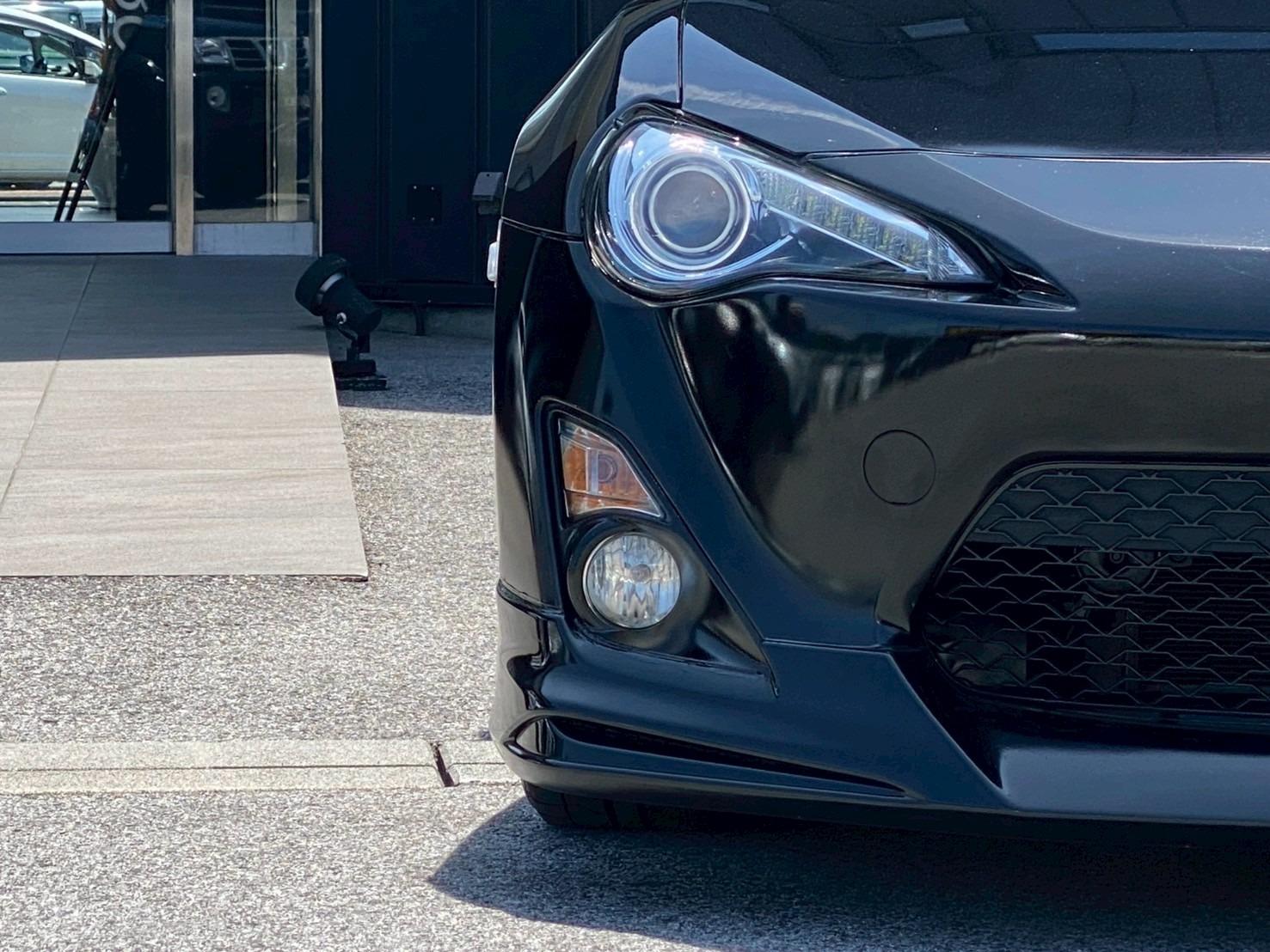 ８６