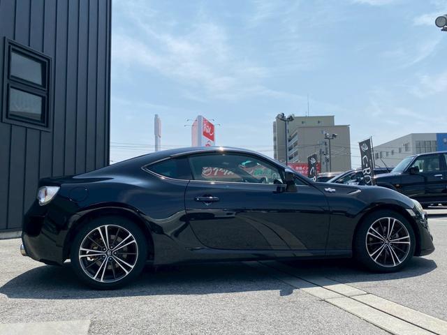 ８６