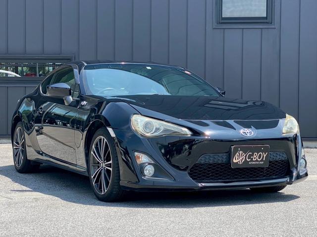 ８６