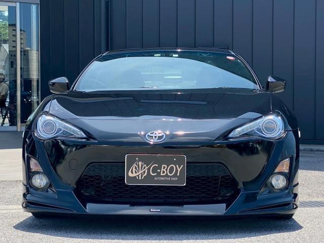 ８６