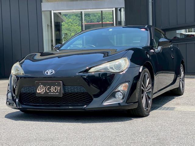 ８６