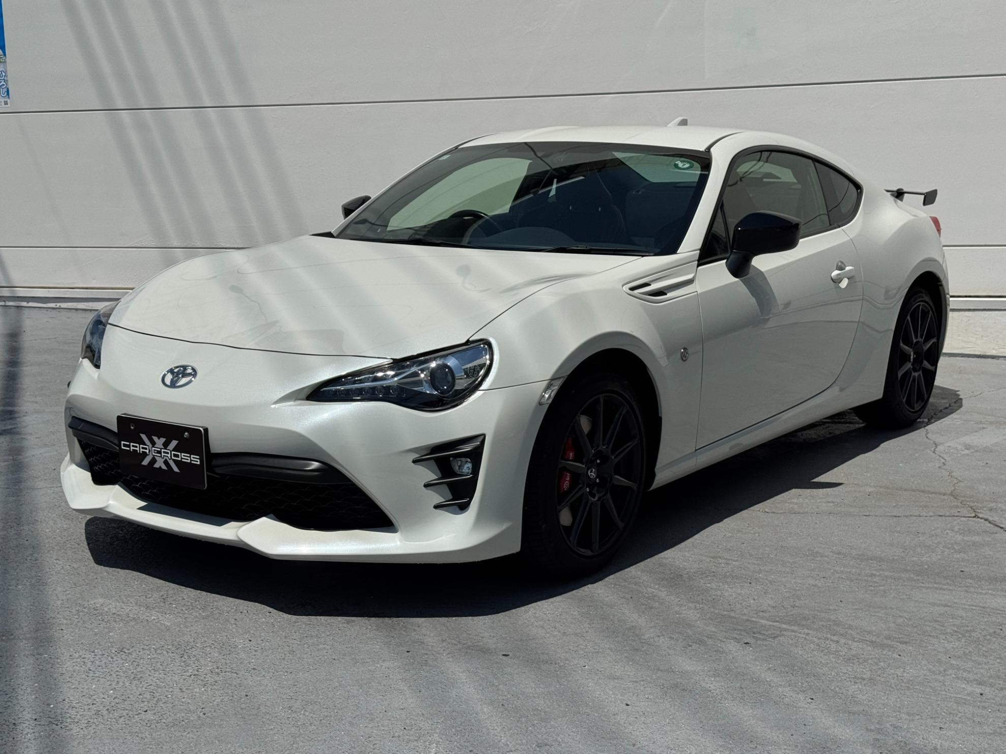 ８６