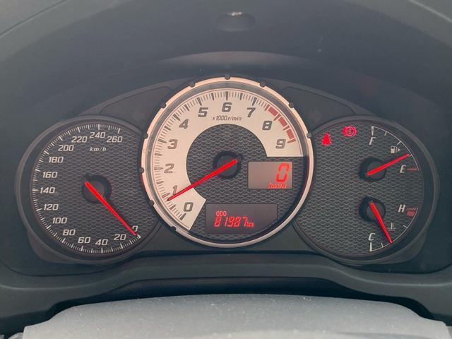 ８６
