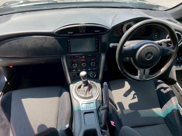 ８６