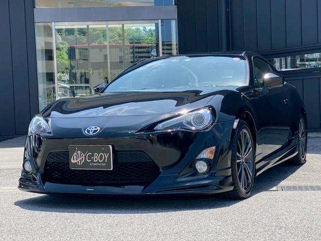 ８６