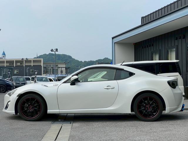 ８６
